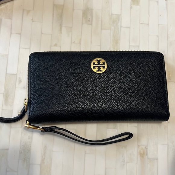 Tory Burch Bags Tory Burch Everly Passport Continental Wallet Poshmark